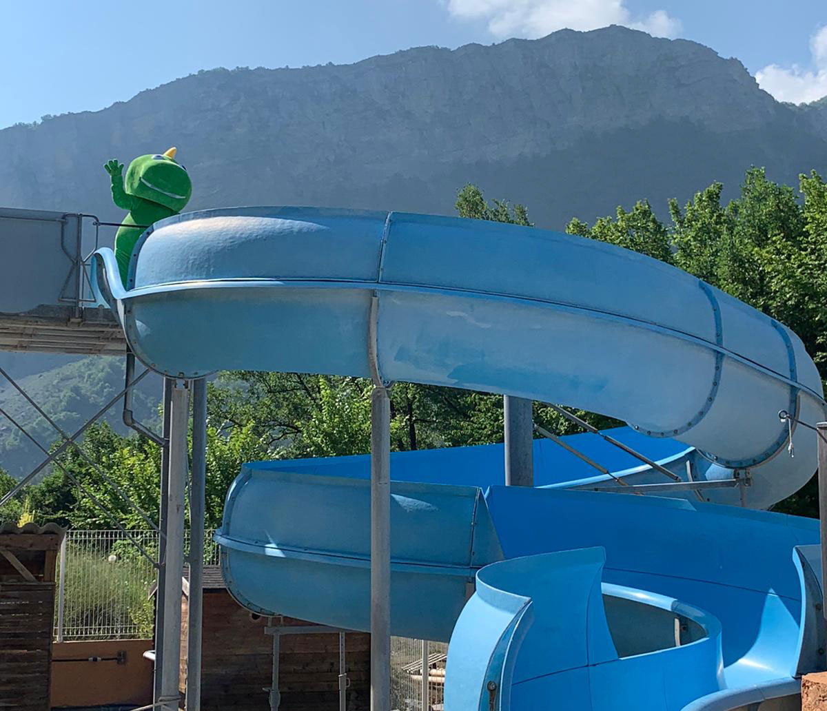 Piscine chauffée avec toboggan du camping proche de Salignac