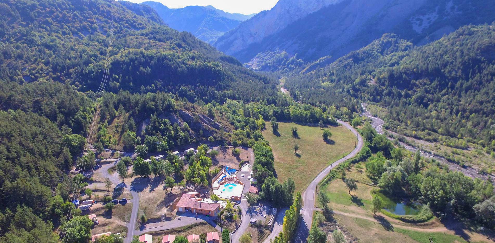 Camping près de Salignac : vue aérienne du Clot du Jay dans la vallée du Sasse