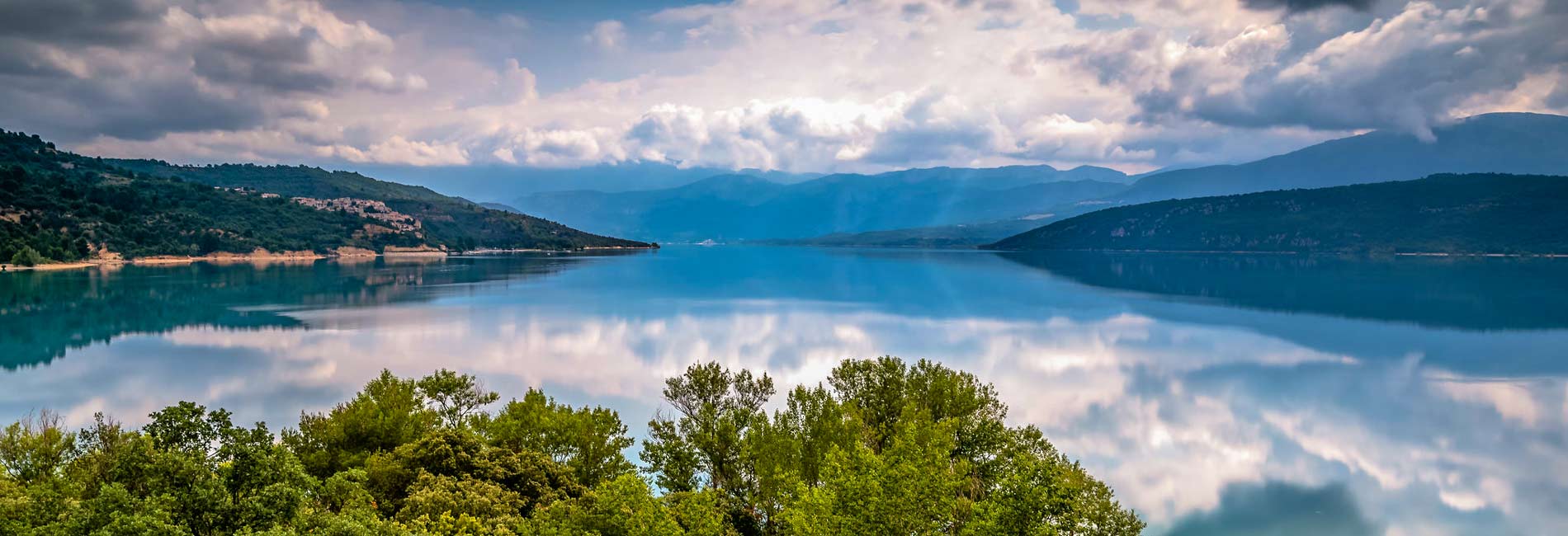 panorama lac de sainte croix hautes alpes