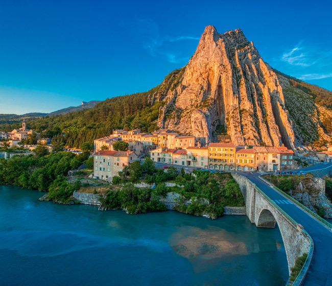 ville de sisteron tourisme rocher de la baume proche camping